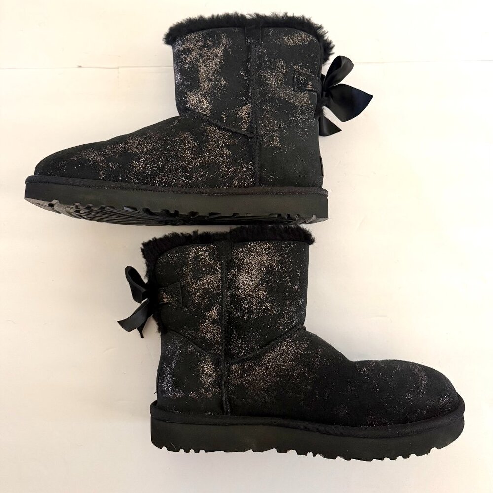 UGG Women's Mini Bailey Metallic Bow Glimmer Boot NWOT - Picture 3 of 7